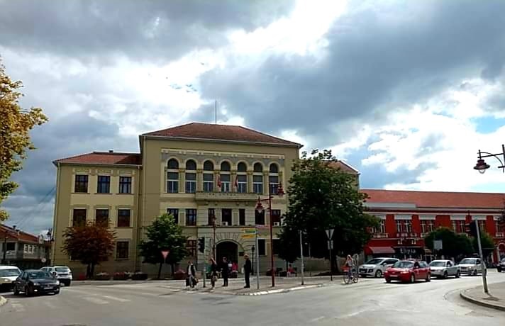 гимназија, мима