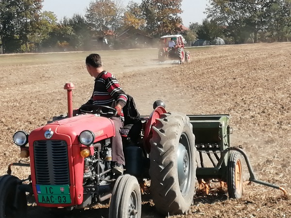 село село, трактор, орање