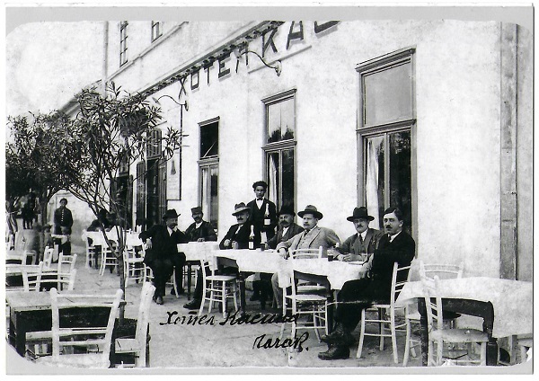 Испред хотела "Касина"